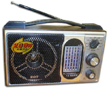Microtelecamera spia senza fili nascosta in una radio vera