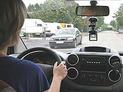 Telecamera + videoregistratore per auto con monitor LCD, esempio di utilizzo
